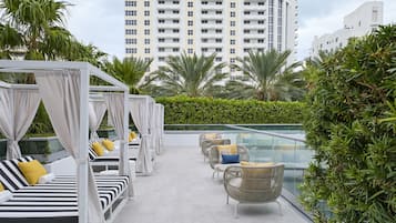 Una piscina al aire libre, camas de piscina gratis, sombrillas