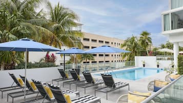 Außenpool, Cabañas (kostenlos), Sonnenschirme