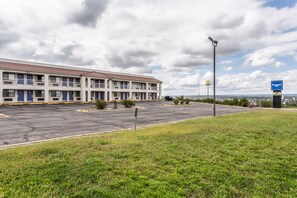 A motel with a parking lot and a view of the city skyline. - Rodeway Inn Santa Rosa (Santa Rosa)