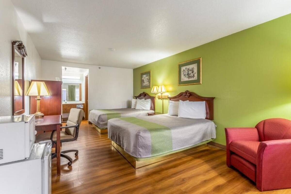 Desk, soundproofing, WiFi (surcharge), bed sheets