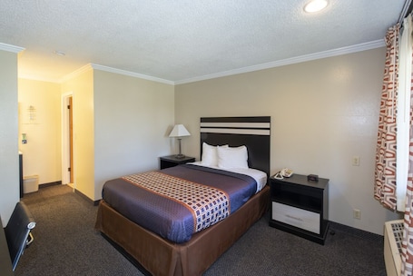 Standard Room, 1 Queen Bed | Desk, blackout drapes, iron/ironing board, free WiFi