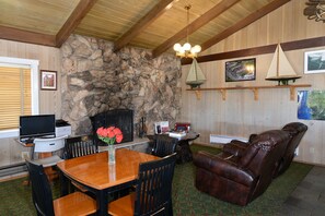 Lobby sitting area - Surf Motel and Gardens (Fort Bragg)