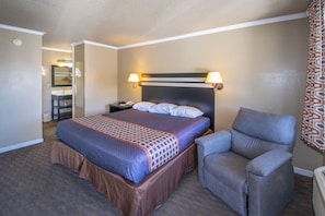 King Whirlpool | Desk, blackout drapes, iron/ironing board, free WiFi - Surf Motel and Gardens (Fort Bragg)
