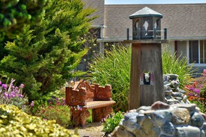 Property grounds - Surf Motel and Gardens (Fort Bragg)