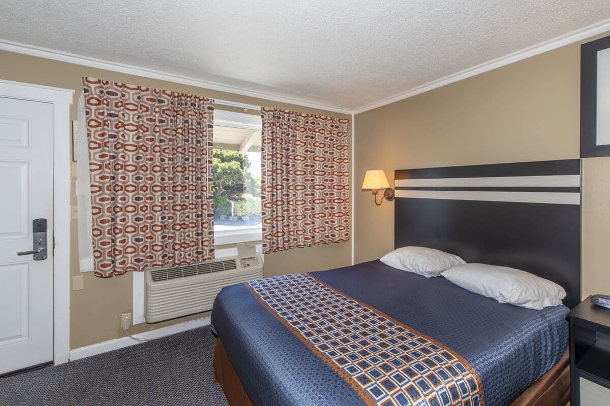 Standard Room | Desk, blackout drapes, iron/ironing board (on request), WiFi (free)