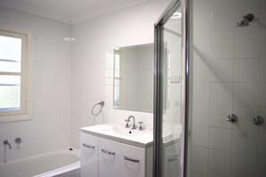 Standard Room, Non Smoking, Kitchen (Clanwilliam) | Bathroom | Shower, towels