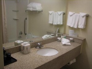 Combined shower/bathtub, free toiletries, hair dryer, towels