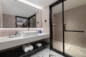 Executive Suite, 1 King Bed, Non Smoking | Bathroom - Days Inn by Wyndham Yueyang Train Station (Yueyang)