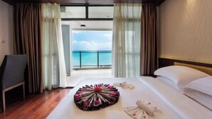 A hotel room with a large bed, a view of the sea, and a balcony. - Bo’ao Asia Bay Yiyuan Resort Hotel (Qionghai)