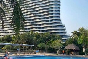 Una piscina al aire libre