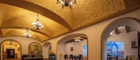 المنشأة من الداخل