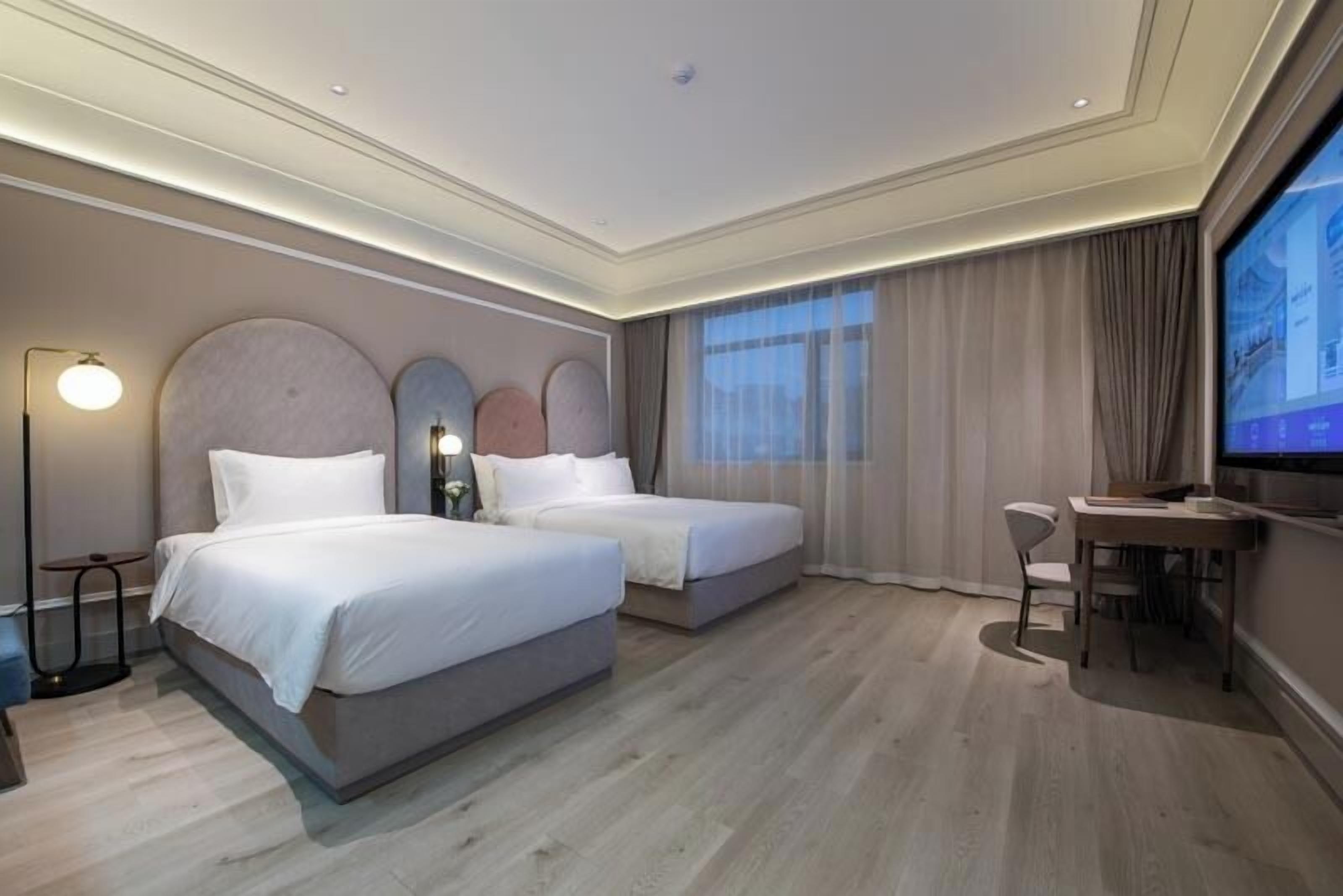 Edredons de pluma, frigobar (abastecido com itens grátis)