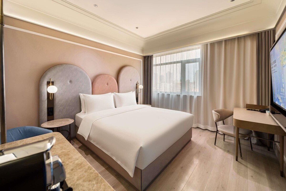 Deluxe Room, 1 King Bed | Premium bedding, down comforters, memory foam beds, minibar (free items)