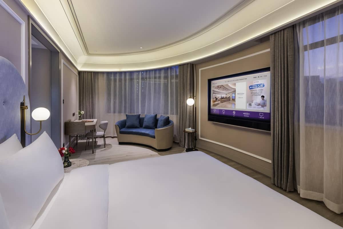 Cubrecamas, minibar con artículos gratuitos y decoración personalizada