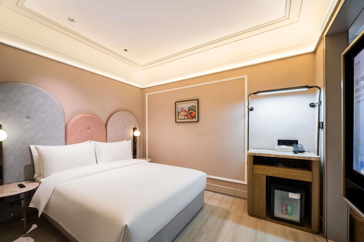Standard Room, 1 Queen Bed | Premium bedding, down comforters, memory foam beds, minibar (free items)
