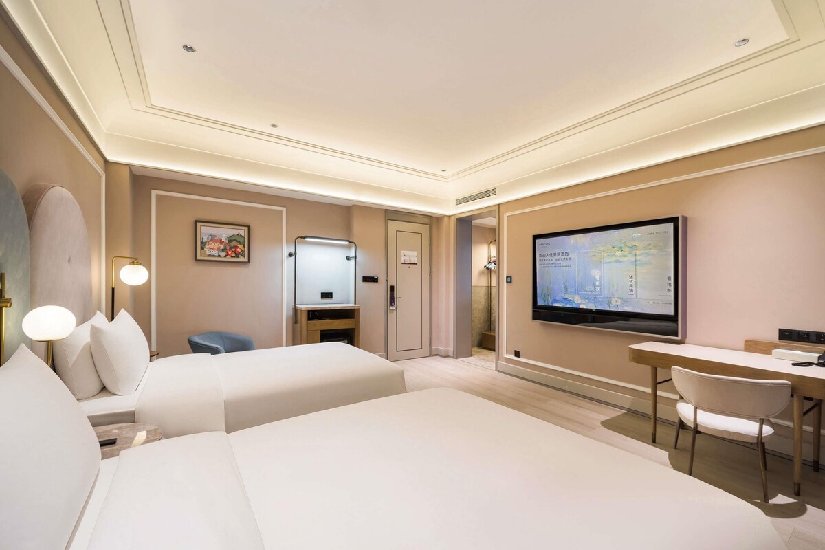 Premium bedding, down comforters, memory foam beds, minibar (free items)