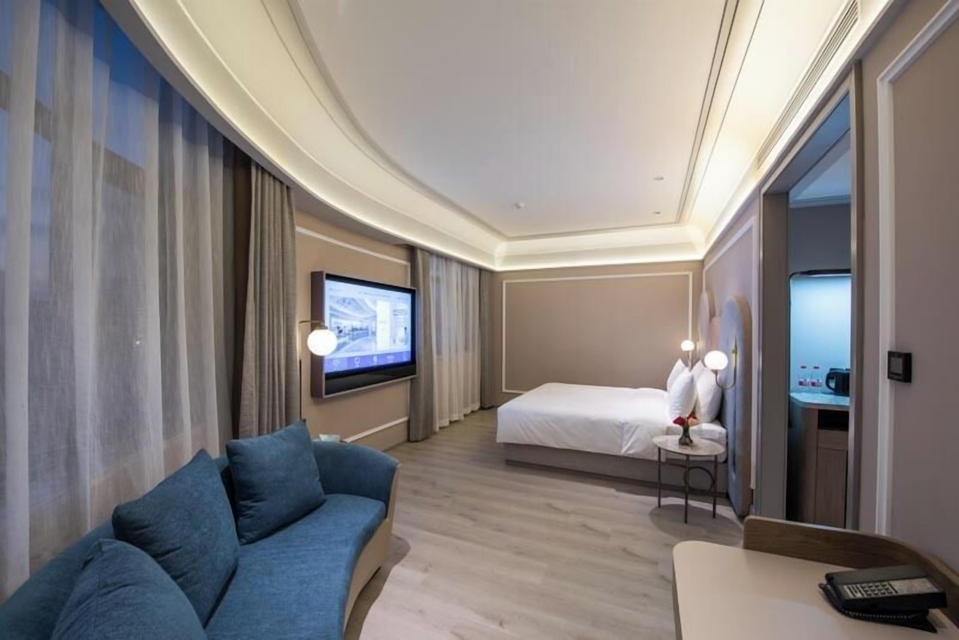 Privilege, Room, 1 King Bed | Down comforters, free minibar, free WiFi, bed sheets