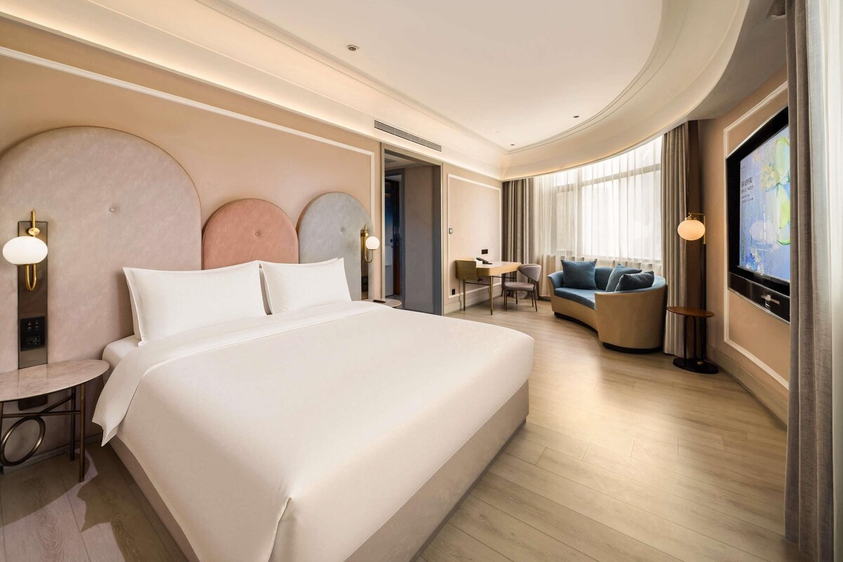 Privilege, Room, 1 King Bed | Premium bedding, down comforters, memory foam beds, minibar (free items)