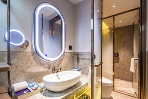 Edredón, artículos del minibar gratis y decoración personalizada 