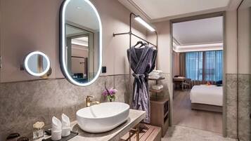 Rom – superior, 1 kingsize-seng | Bad | Dusj, regndusjhode, toalettartikler (inkludert) og hårføner