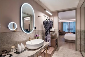 Superior-huone, 1 suuri parisänky | Kylpyhuone | Suihku, sadesuihkupää, ilmaiset hygieniatuotteet, hiustenkuivaaja