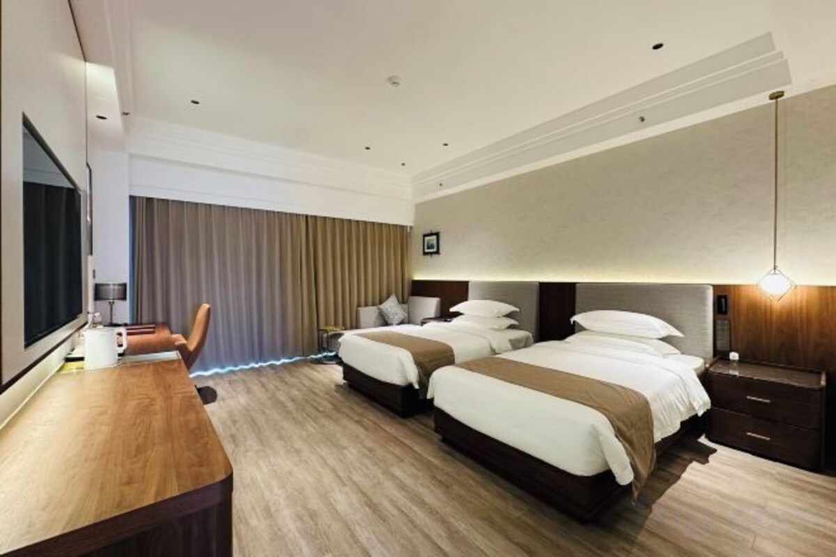Elegant River-View Twin Room - 180° Balcony + Zhi Yin Bridge View + Smart Guest Control