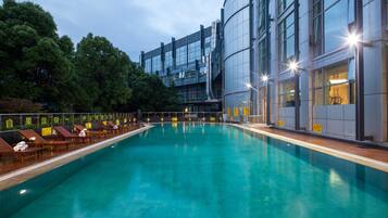 من حمّامات السباحة المغطاة