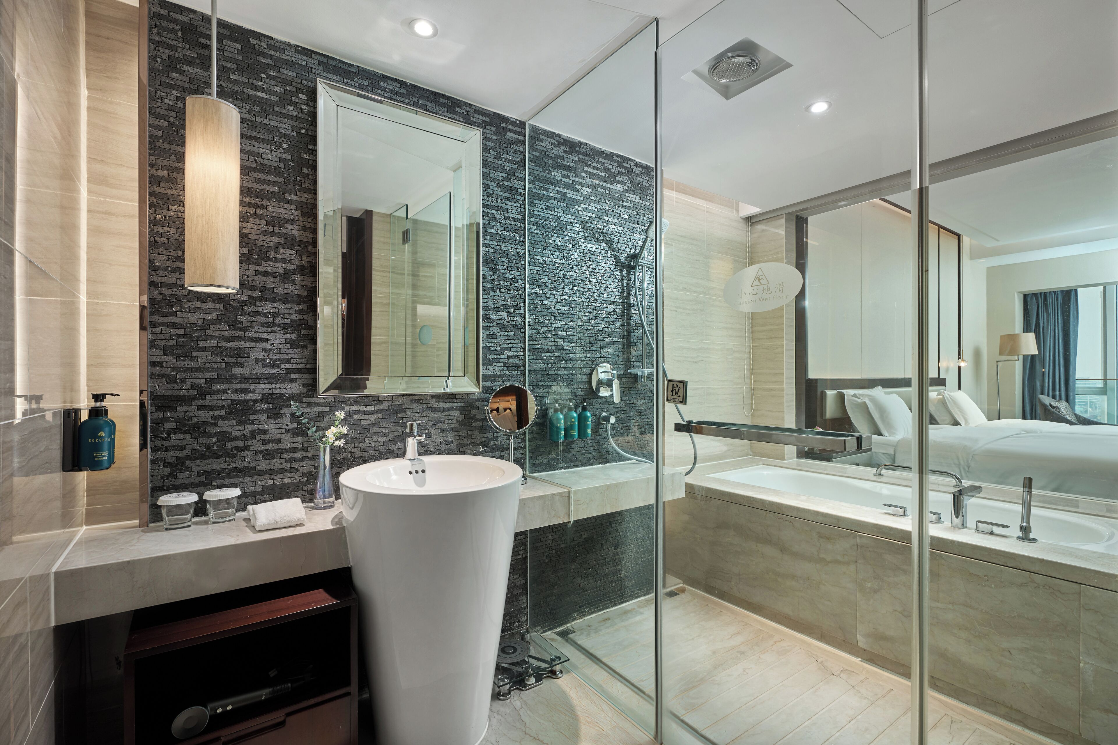 Ein modernes Badezimmer mit einem großen Waschbecken, einer Duschkabine aus Glas und einer Badewanne.