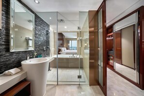 Premium Room, 2 Twin Beds | Bathroom | Shower, rainfall showerhead, free toiletries, hair dryer - Crowne Plaza Taizhou by IHG (Taizhou)