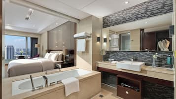 Quarto premium, 1 cama King | Banheiro | Chuveiro, chuveiro com efeito de chuva, produtos de toalete grátis