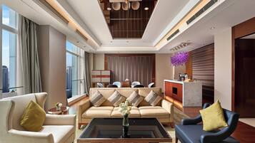 Suite – executive, 1 kingsize-seng | Safe på rommet, individuelt dekorert, individuelt innredet og skrivebord