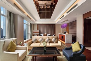 Suite Eksekutif, 1 Tempat Tidur King | Brankas dan didekorasi berbeda-beda