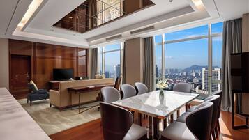 Executive Suite, 1 King Bed | In-room safe, individually decorated, individually furnished, desk