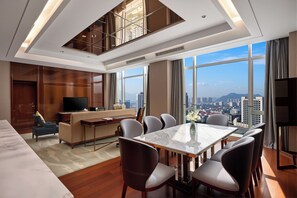 Executive Suite, 1 King Bed | In-room safe, individually decorated, individually furnished, desk - Crowne Plaza Taizhou by IHG (Taizhou)