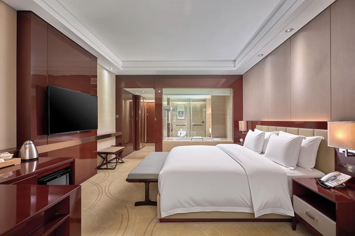 Premium-Zimmer, 1 King-Bett, Zutritt zur Club Lounge | Zimmersafe, individuell dekoriert, individuell eingerichtet