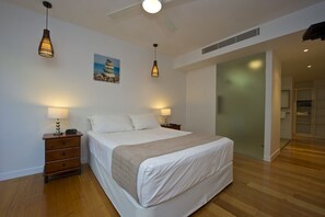 Comfort appartement, 3 slaapkamers, uitzicht op tuin, aan het strand | 3 slaapkamers, een strijkplank/strijkijzer, babybedden, extra bedden