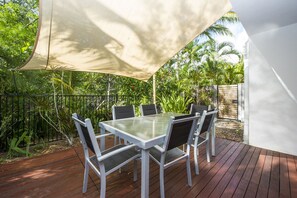 Comfort appartement, 3 slaapkamers, uitzicht op tuin, aan het strand | Terras