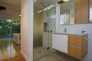 Comfort appartement, 3 slaapkamers, uitzicht op tuin, aan het strand | Badkamer | Een aparte badkuip en douche, een diep bad, gratis toiletartikelen