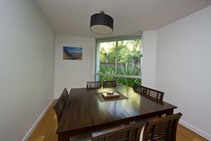 Comfort Apartment, 3 Bedrooms, Garden View, Beachfront | In-room dining - Maggies Beachfront Apt. 9 (Horseshoe Bay)