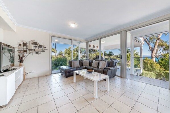 Flat-screen TV, DVD player - Oasis 26 (Whitsundays)