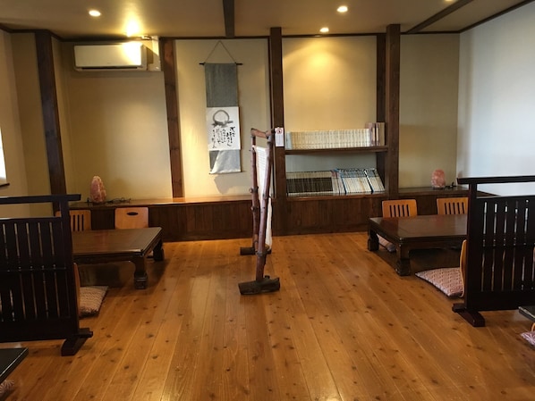 L’intérieur d’un restaurant japonais traditionnel se caractérise par un sol en bois, des tatamis et de basses tables.