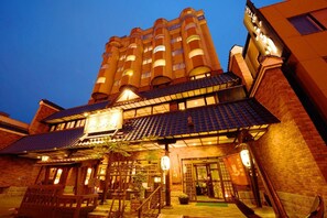 A hotel with a traditional architectural style, featuring a prominent entrance with a tiled roof and a signboard. - Otaru Furukawa Hotel (Otaru)