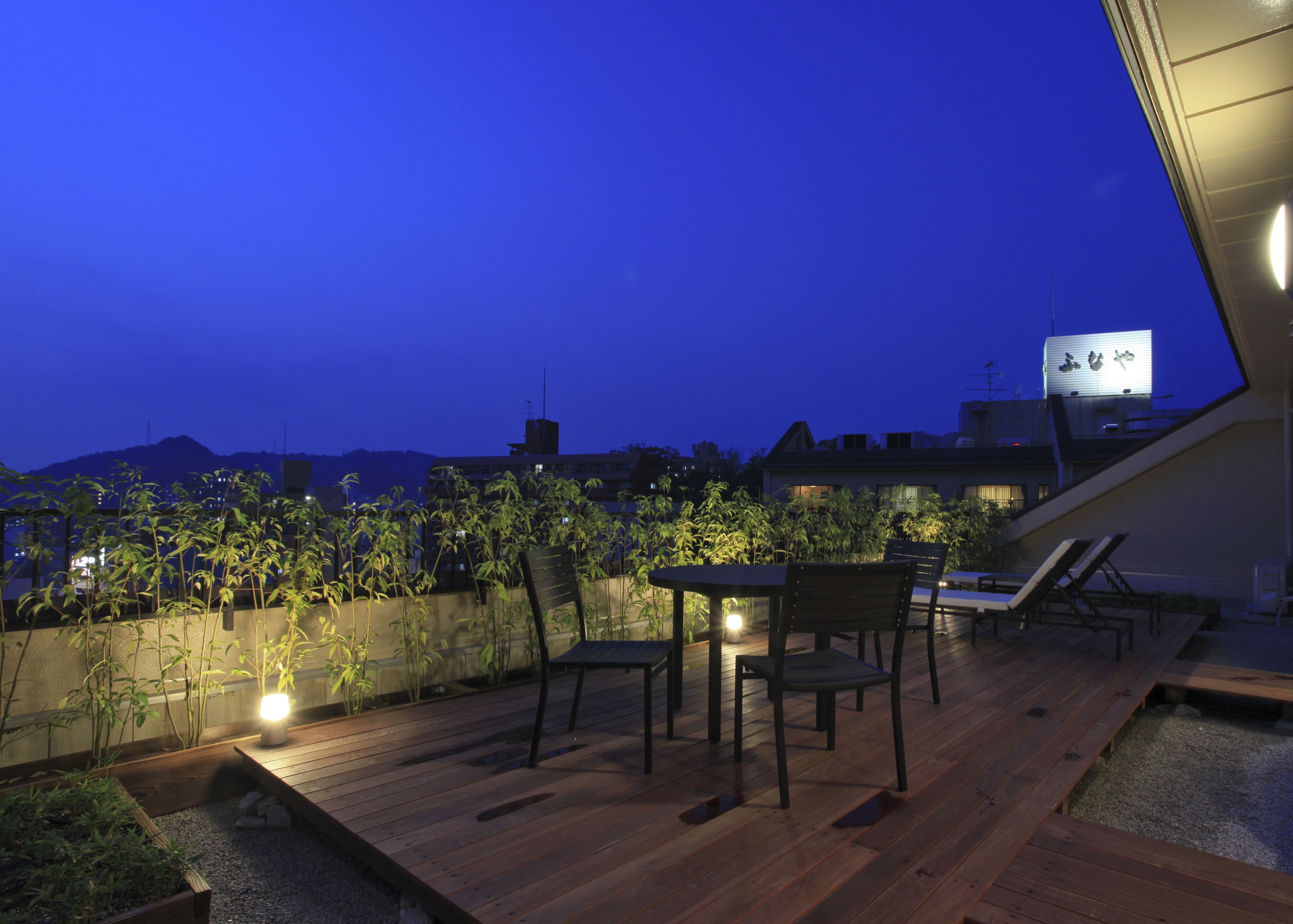 俳句ラウンジスイート (道後温泉引き湯の檜風呂付き) 禁煙 [60㎡] | テラス / パティオ