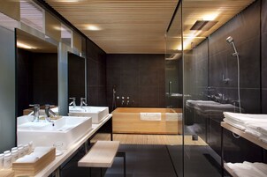 Suite junior, no fumadores | Baño | Ducha y bañera combinadas y bañera profunda