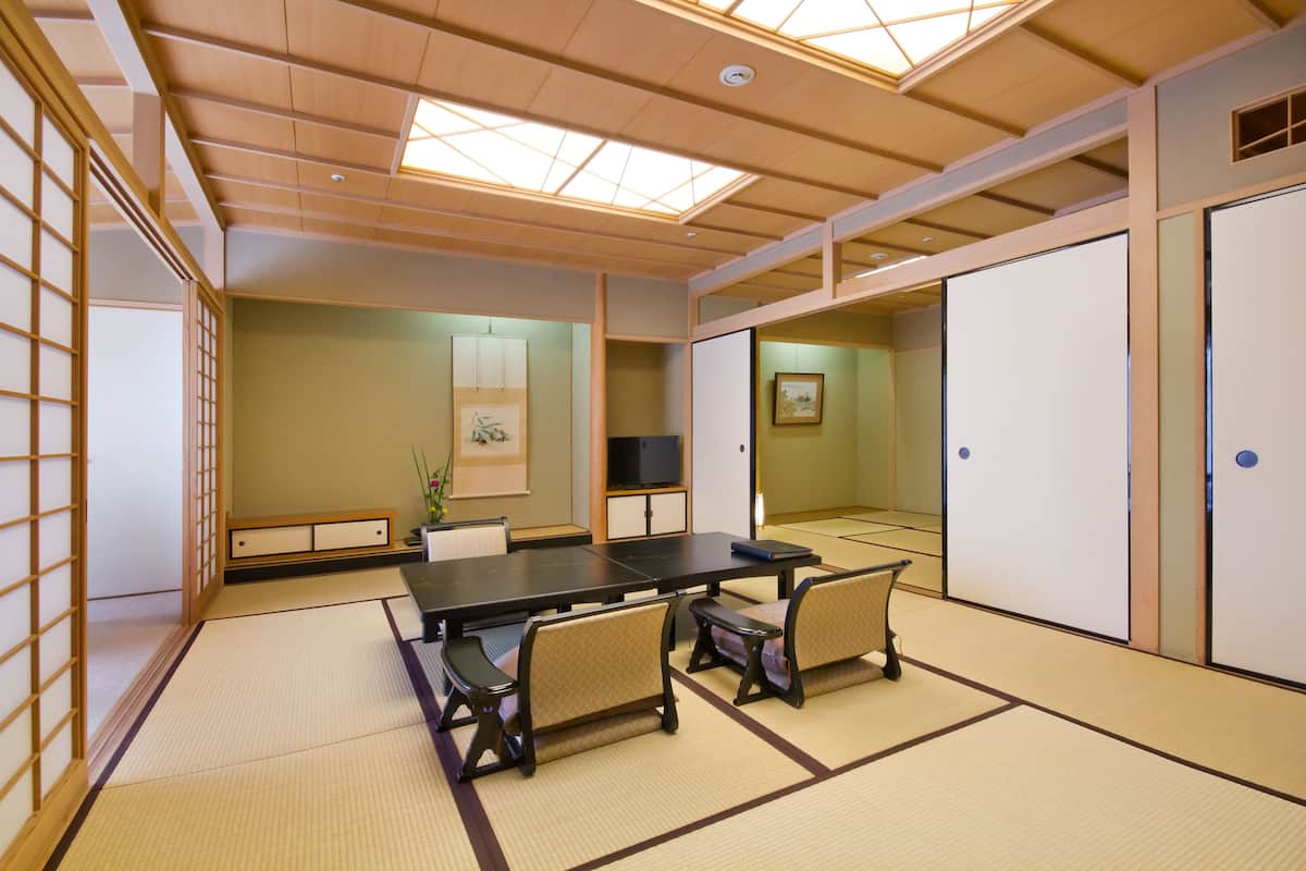 Een traditionele Japanse kamer met tatami vloerbedekking, een lage tafel en shoji schermen.