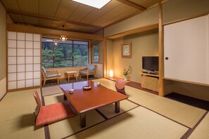 In-room safe, desk, blackout drapes, free WiFi - Hanamaki Onsen Hotel Koyokan (Hanamaki)