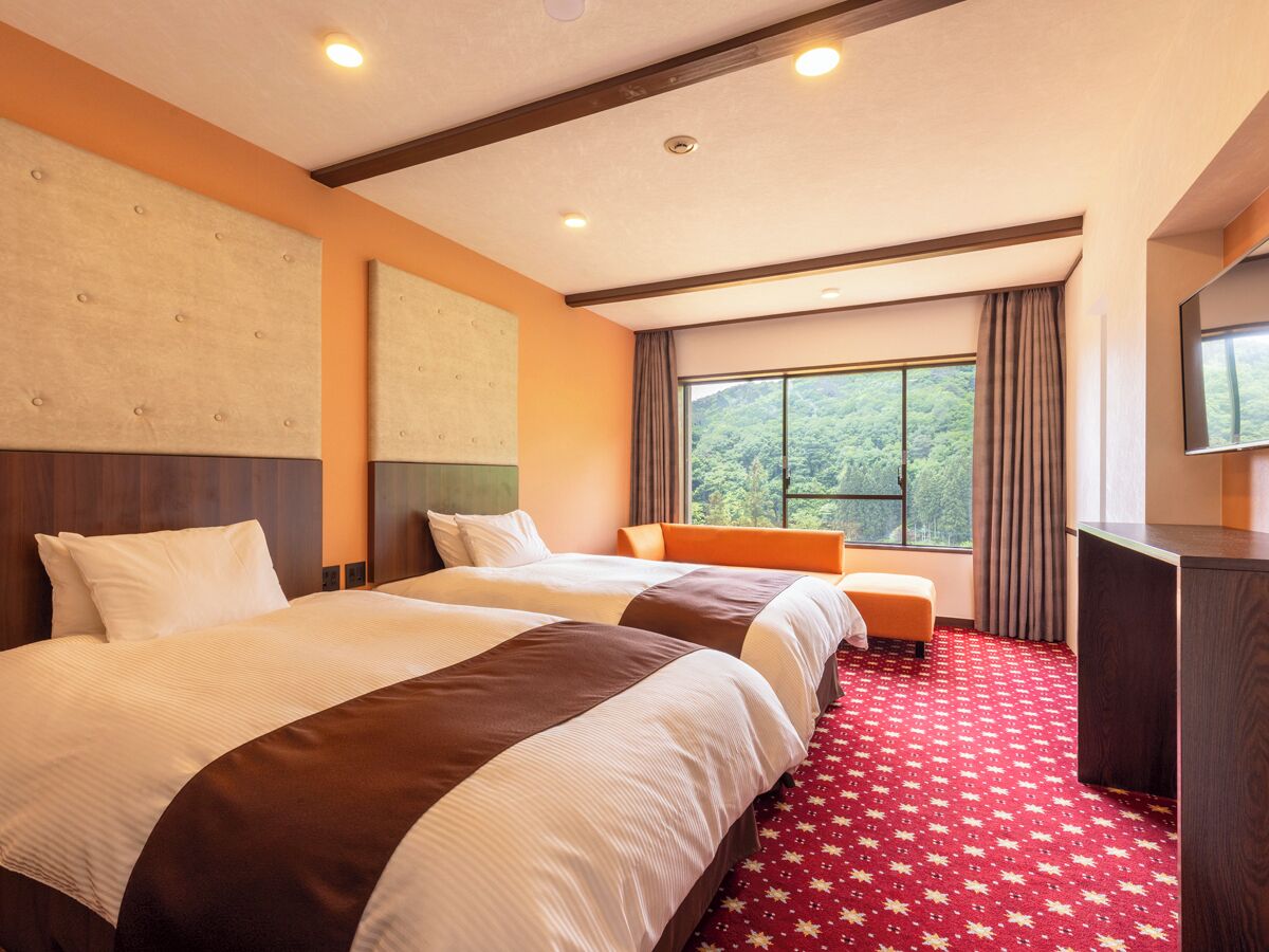 双床房, 无烟房 | 客房内保险箱、办公桌、遮光窗帘、免费 WiFi