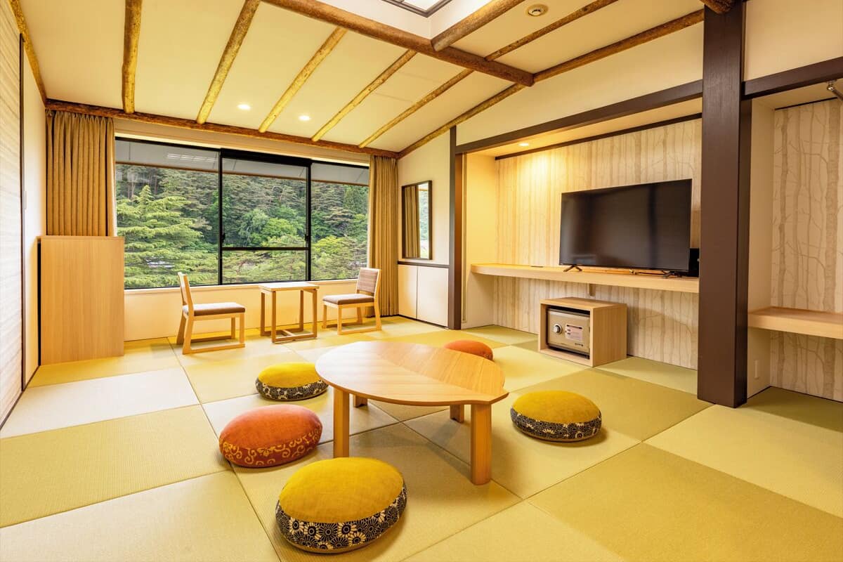 Rum i japansk stil - icke-rökare (Modern, 12.5 Tatami Mats) | Värdeförvaringsskåp på rummet, skrivbord och mörkläggningsgardiner