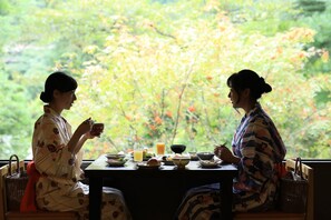 Se ofrece un desayuno bufé todos los días (por un coste adicional)
