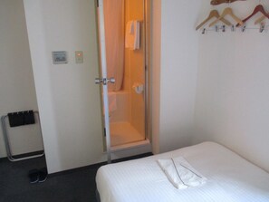 Ensemble douche/baignoire, articles de toilette gratuits, sèche-cheveux